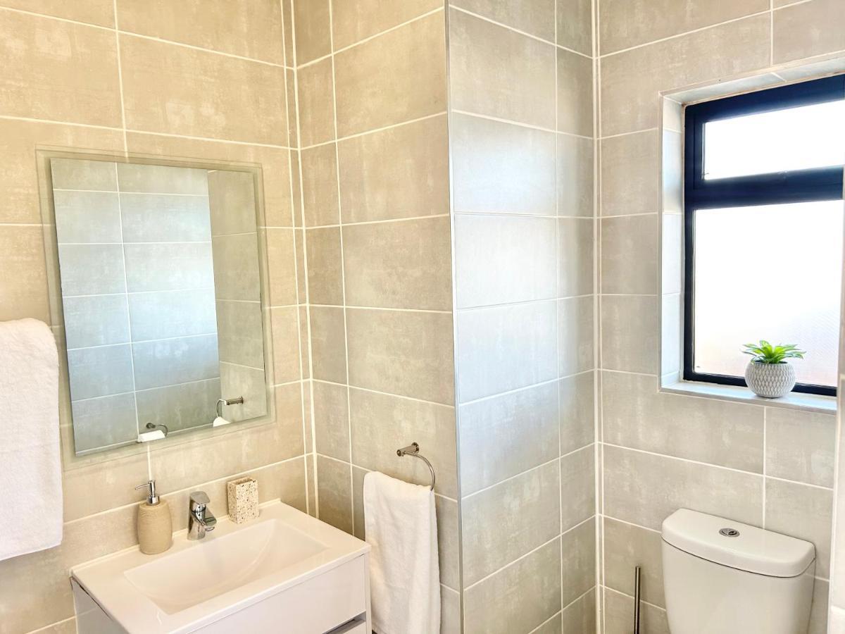 Ballito Hills - Ocean View, Queen Bed & Free Wi-fi *